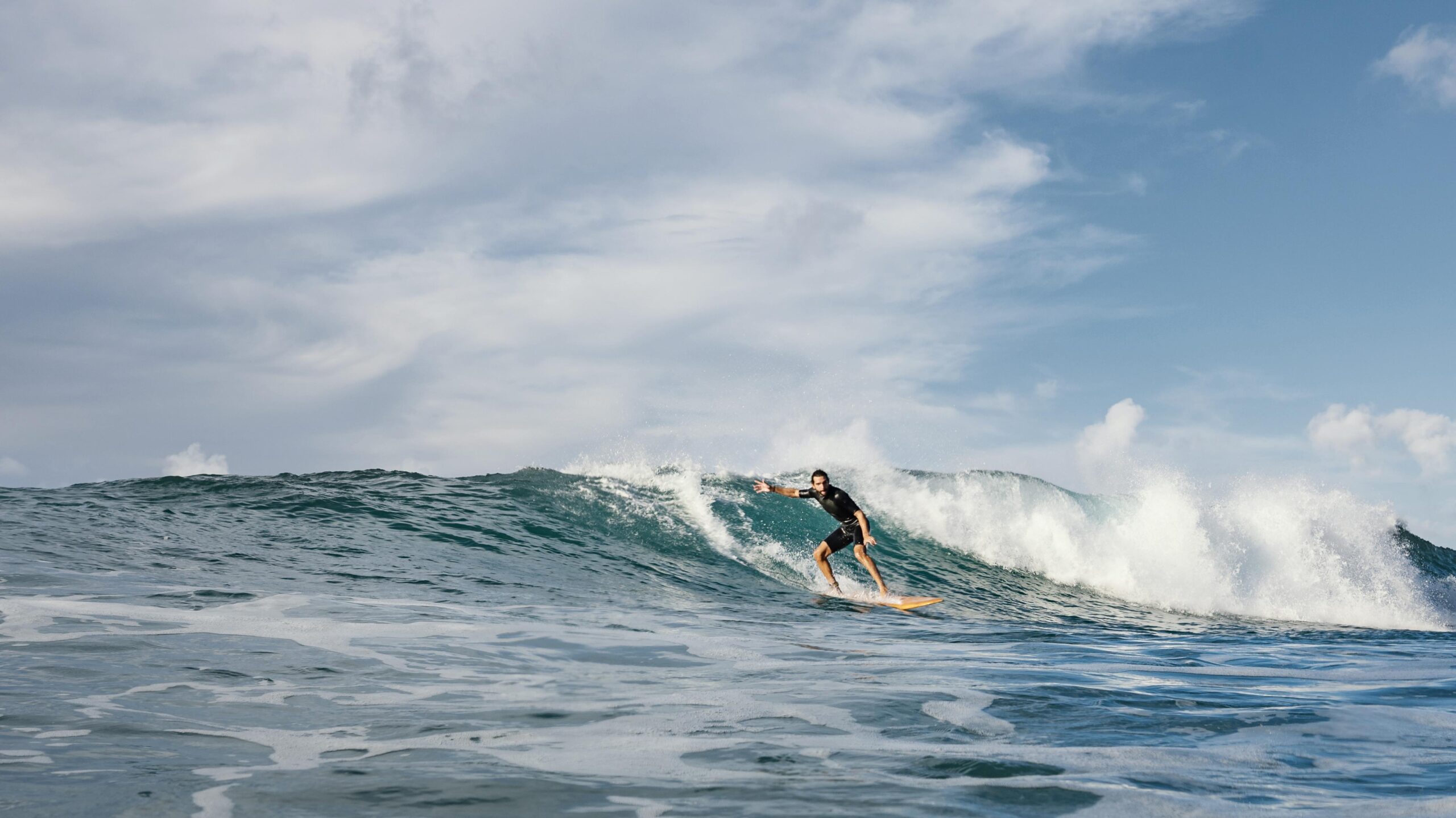 surfista-montando-olas-luz-dia